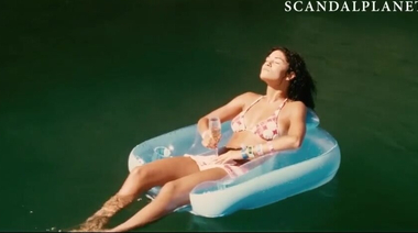 Райли Стил и Келли Брук купаются голыми в море в «Пираньи 3Д»