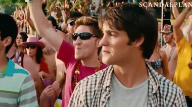 Келли Брук и Райли Стил танцуют в купальниках на яхте в фильме