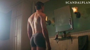 Голая Белла Торн в душе падает от встречи с призраком