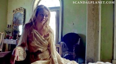 Джессика Паркер Кеннеди показывает сиськи и волосатую пизду в постели