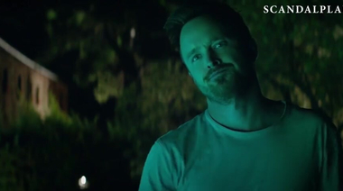 Голая Эмили Ратаковски и Аарон Пол целуются в бассейне