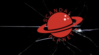 Бесстыжая Девушка из Марфы светит киской перед парнем, садясь на унитаз