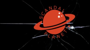 Шанель Имам светит сиськами в халате и голая купается в бассейне