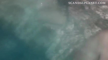 Куни и секс в бассейне с голой Аны Верне в фильме «В поисках наслаждений»