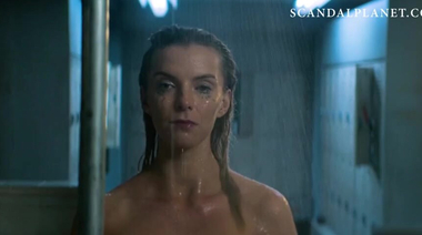 Голая Бетти Гилпин принимает душ, светя сочной жопой