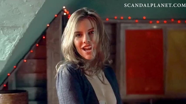 Актриса Лорен Кохэн светит сиськами перед семьей индуса