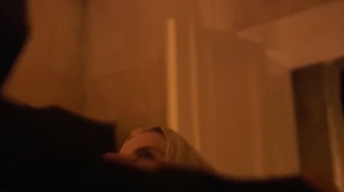 Дженни Эднер дефилирует голой и сосет член мужику в халате