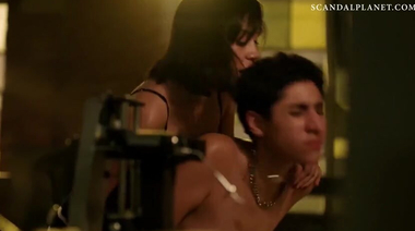 Лесбийский трах с доминированием и фейсситтингом в сериале «Жизнь»