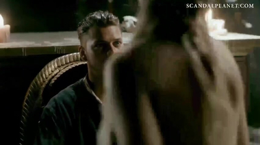 Голая Алисия Агнесон оседлала сверху викинга Ивара Бескостного