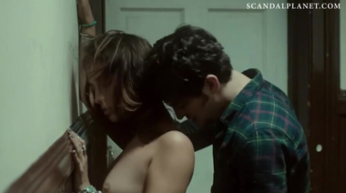 Красивый перепихон Стеллы Маив в одежде на лестничной клетке из фильма