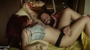Ariel Winter в трусиках нежится в постели с бородачом