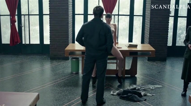 Голая Дженнифер Лоуренс готова трахаться при зрителях, но парень импотент