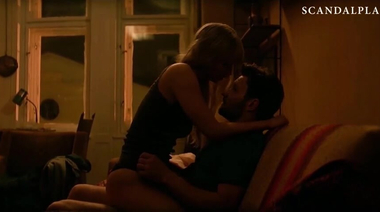 Дженнифер Лоуренс стонет, трахая парня на диване в «Красном воробье»