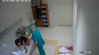 Доктор осматривает жопу пациентки в кабинете проктолога на скрытку