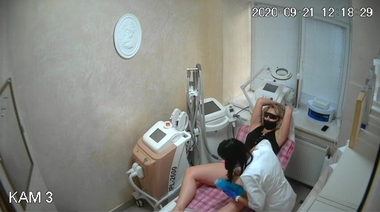 Депиляция волос на пизде блондинки на скрытку в салоне красоты