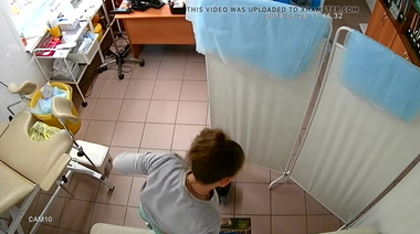 Гинекологический осмотр с расширителем в пизде на скрытую камеру