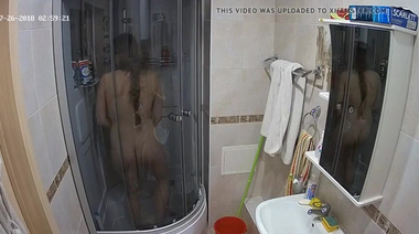 Россиянка с косичкой моется в стеклянной душевой кабинке на скрытку