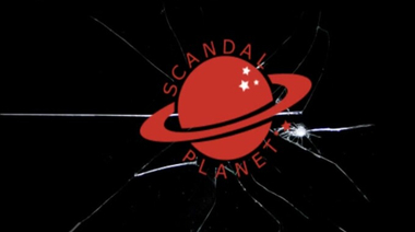 Голые сиськи Сальмы Хайек в песке крупным планом