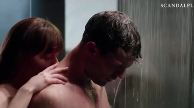 Джейми Дорнан не дал возбужденной Дакоте Джонсон с торчащими сосками