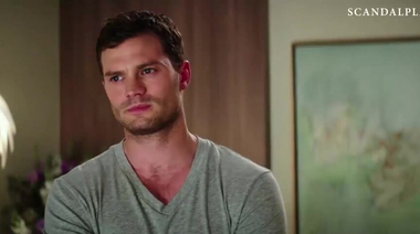 Голая Анастейша Стил надевает колготки во время ссоры с Греем