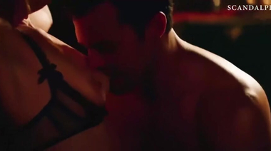 Закованная Дакота Джонсон изнемогает от вибратора между ног