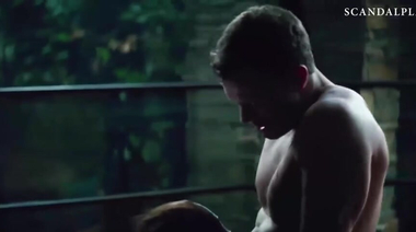 Dakota Johnson трахнута на столе после облизывания киски в мороженом