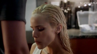 Стянул трусики и трахнул сидя промокшую Isabel Lucas