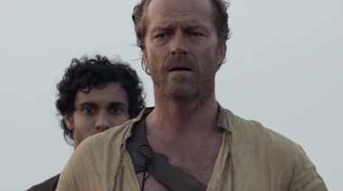 Дейнерис с голыми сиськами восстала из пепла с драконами