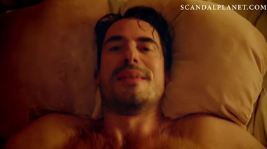 Elisabeth Moss объезжает верхом скорострела и дает сзади в фильме «Квадрат»