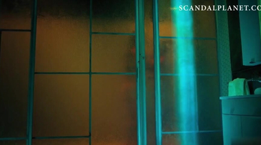 Голая Ольга Фонда моется в душе с телкой из сериала