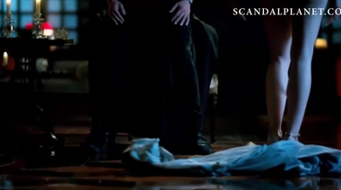 Юэль Киннаман трахает стоя голую Кристин Леман в сериале