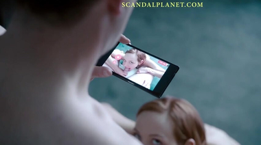 Парень снимает на телефон минет от Луизы Краузе в «Девушке по вызову»