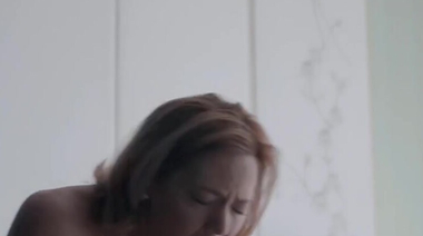 Звезда сериала Луиза Краузе трахает парня сверху до боли в киске