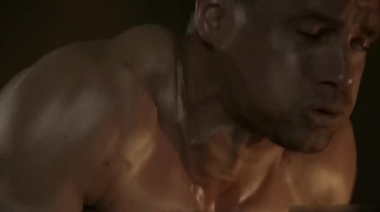 Крикс бездушно трахает ненасытную нимфоманку Лукрецию из «Спартака»