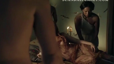 Батиат горячо ебет жену Лукрецию после минета от служанки