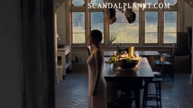 Сиськи и соски Дженнифер Лоуренс просвещаются под прозрачным платьем