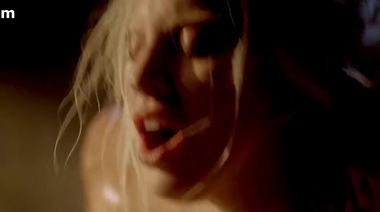 Леди Гага с голыми сиськами чпокается в ванне в сериале