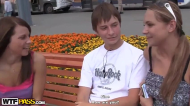 Русские нимфоманки ебутся в лесу со снятым на улице парнем