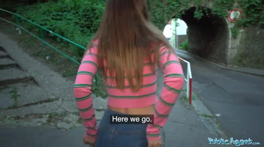 Трах на улице за деньги красивой украинки в юбке