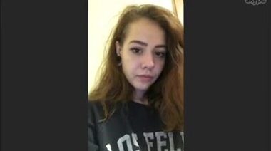 Няшка по скайпу показывает сиськи и вареник, общаясь с пикапером