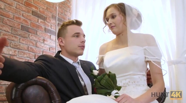 Жених продал жену в свадебном платье и смотрел на ее еблю раком