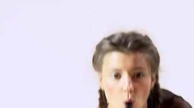 Русская акробатка с косичками в нейлоне раздевается и широко раздвигает ноги