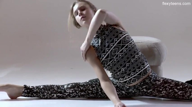 Шпагат на весу голой фитоняшки из Москвы между пуфами