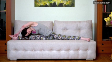 Домашнее соло гимнастки, скинувшей лосины для показа киски