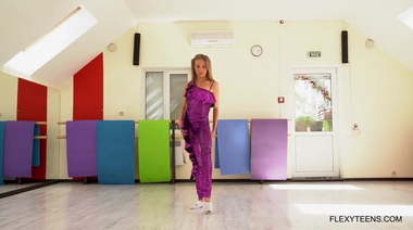 Фитнес занятие голой танцовщицы кабаре из Брянска