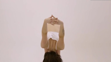 Фитнес стретчинг стройной россиянки в спортивном белье и голышом