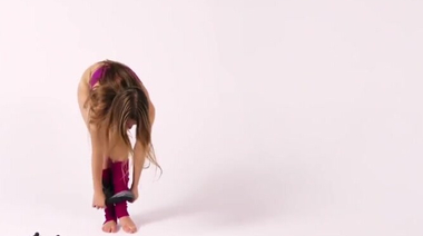 Шоу голой художественной гимнастки с булавами и прогиб в мостик