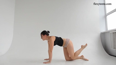 Акробатическое йога в эротическом соло голой Даши Лопуховой