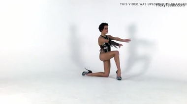 Короткостриженая гибкая москвичка на каблуках раздевается с прогнутой спиной и на шпагате