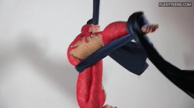 Эротический танец Агнес Фехер на полотнах в костюме и голышом